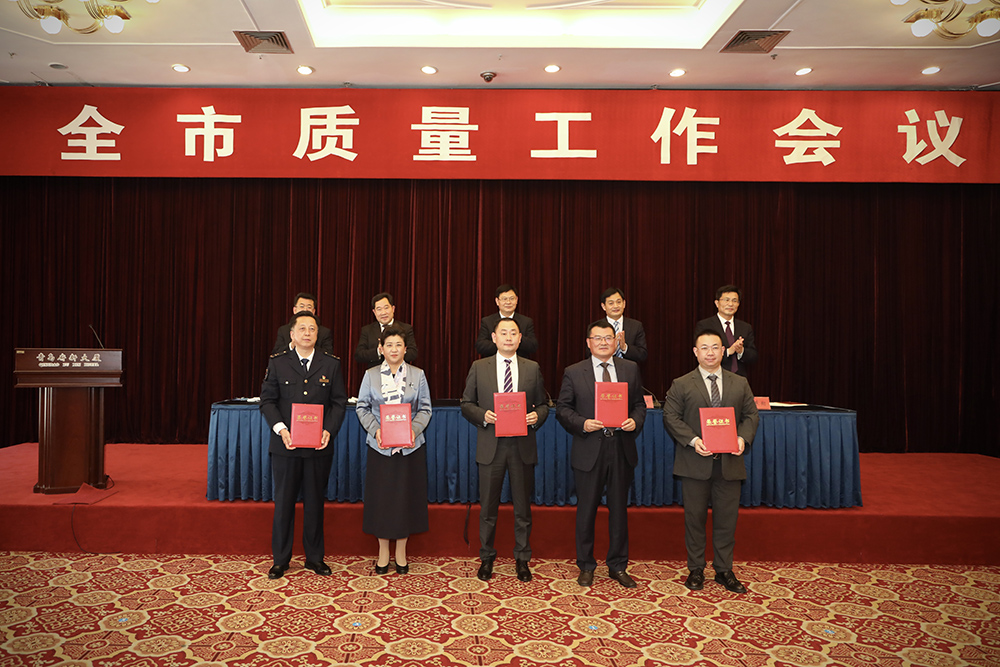 2海大生物集團(tuán)創(chuàng)始人、董事長單俊偉（右二）上臺領(lǐng)獎(jiǎng).jpg